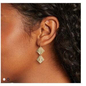 Chic Gold Fan-Shaped Drop Earrings